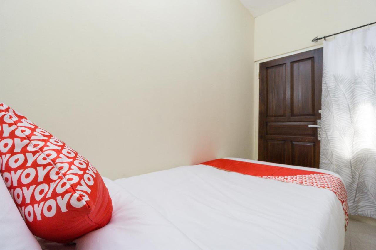 Oyo 1542 Yessy Mansion Hotel Ngabean Kültér fotó