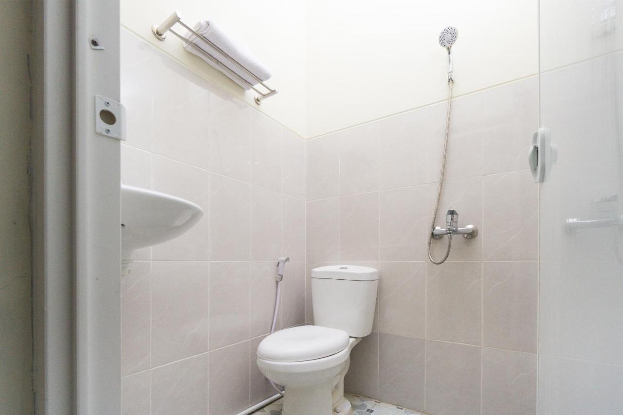 Oyo 1542 Yessy Mansion Hotel Ngabean Kültér fotó