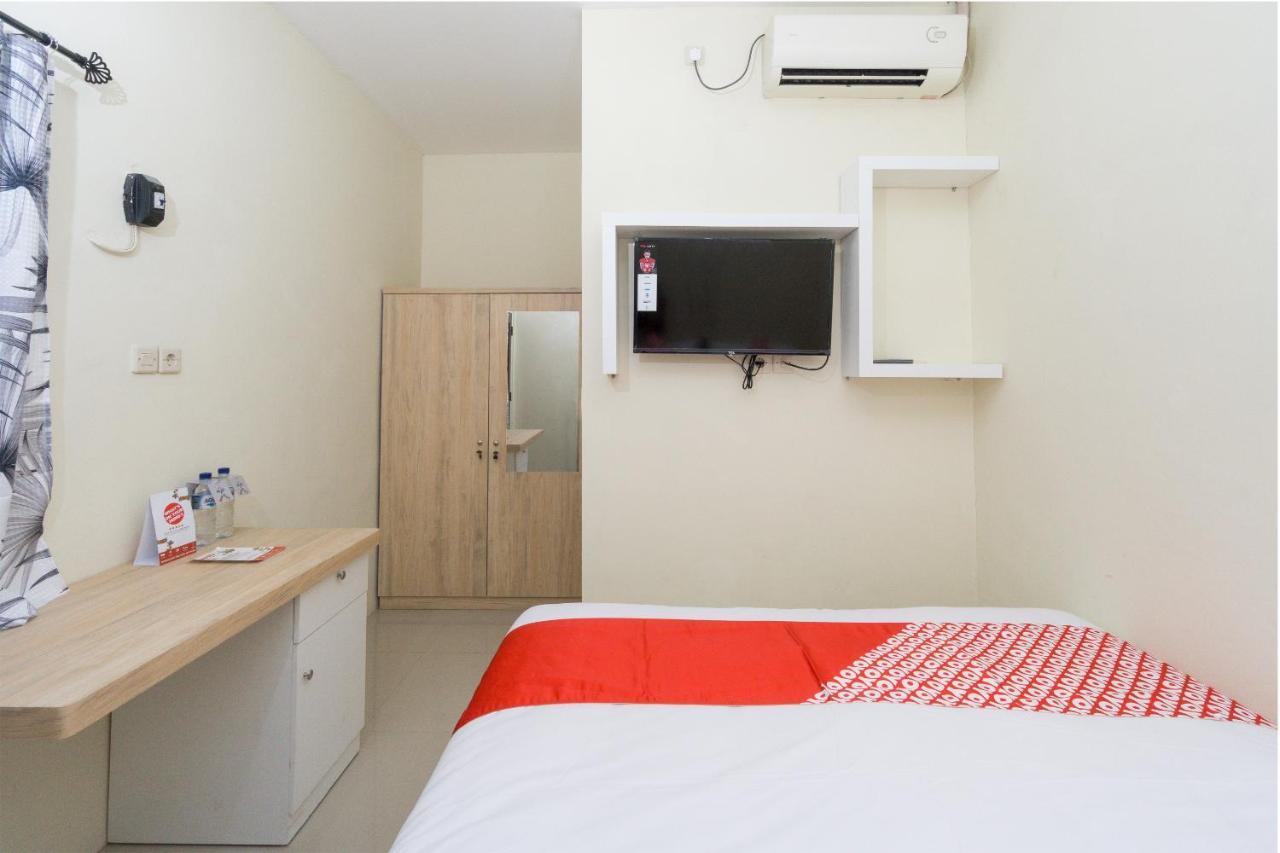 Oyo 1542 Yessy Mansion Hotel Ngabean Kültér fotó