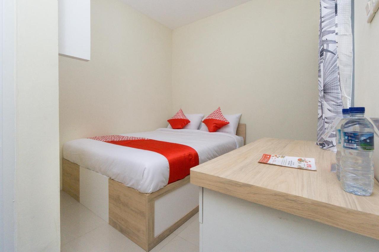 Oyo 1542 Yessy Mansion Hotel Ngabean Kültér fotó