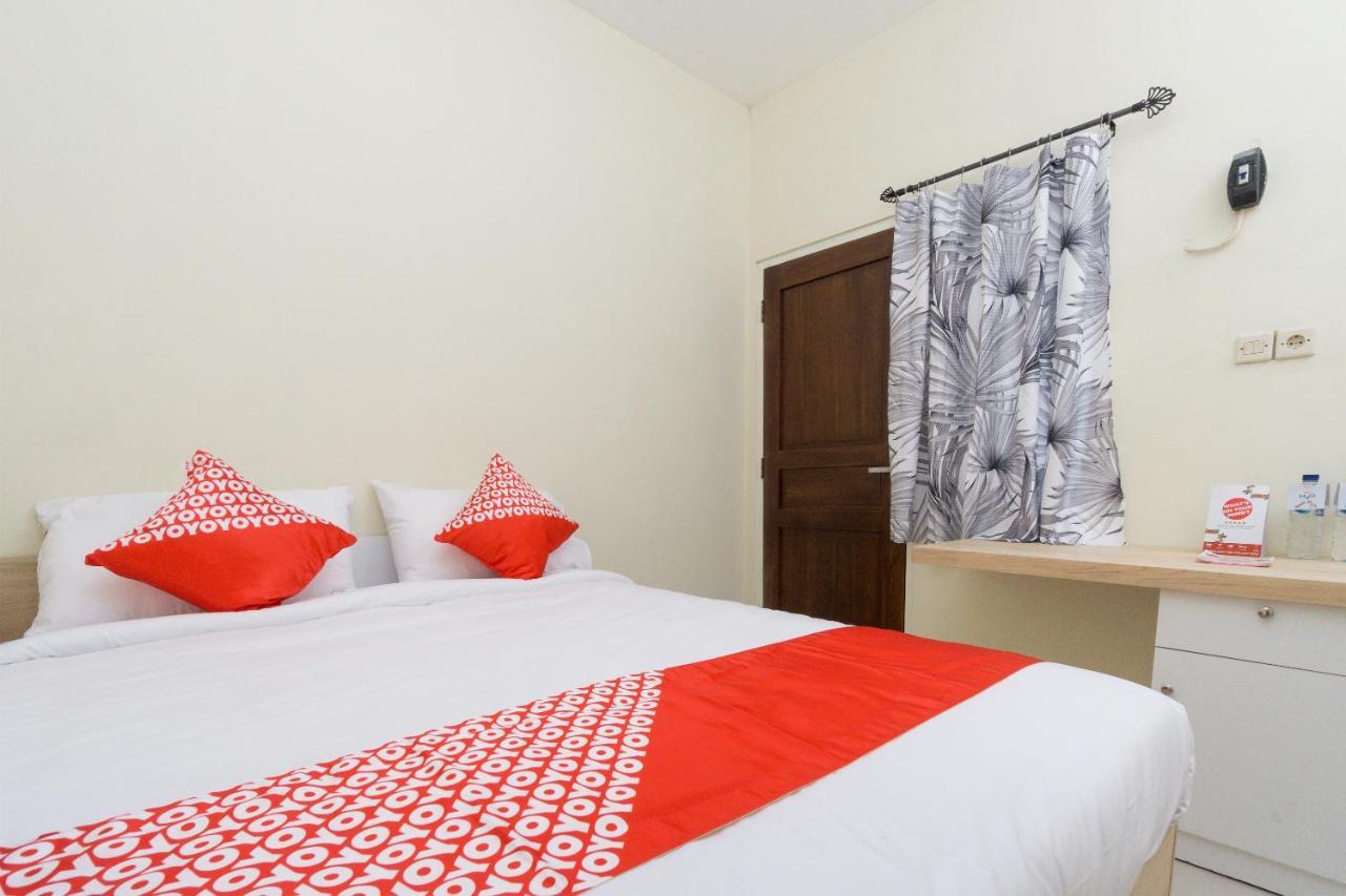Oyo 1542 Yessy Mansion Hotel Ngabean Kültér fotó